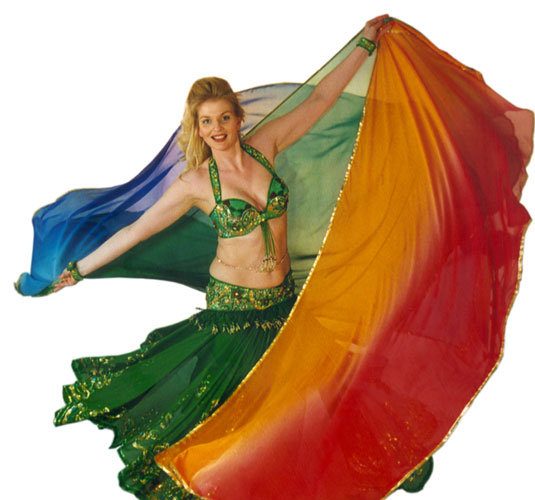 Eine Tänzerin dreht sich mit 3 bunten Schleiern.